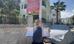 Marmaris'te 'Adalet istiyoruz' diyerek balkona pankart astılar