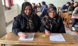 Meralardan sınıflara: Yüksekovalı çiftçiler bu kez sıralarda ter döktü