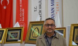 Mesai saatleri haricinde naht sanatını icra ederek, cami ve türbelere hat tabloları yapıyor