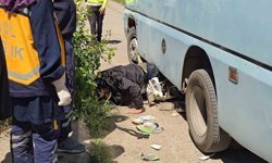 Minibüsün altında can pazarı: Motosikletliyi ekipler zamanla yarışarak kurtardı