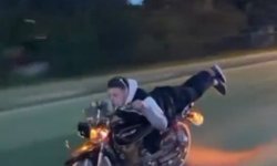 Motosiklet üzerinde tehlikeli şov