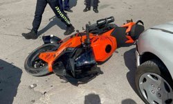 Motosikletin otomobille çarpıştığı kaza kamerada: 1 yaralı