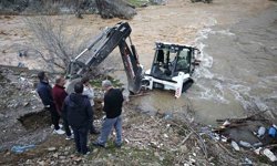 Mutki'de dereye kapılan kepçe kurtarıldı
