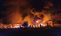 Muz deposu alevlere teslim oldu: 3 saatte kontrol altına alındı