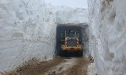 Nisan ayında 4 metrelik kar tünellerinde çalışma