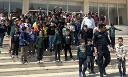 Nusaybin'de polis ile öğrenciler arasında yürek ısıtan görüntü