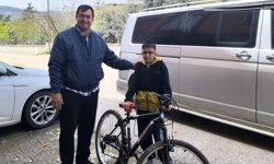 Ödülünü depremzede çocuğa hediye etti