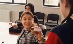 Öğrencilerden anlamlı mesaj: 'Öğretmene silah değil, çikolata uzatılır'