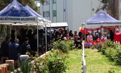 Okul saldırısında hayatını kaybeden çocukların mezarı Türk bayrakları ve balonlarla süslendi