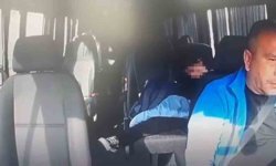 Okul servisi ile kamyonet kafa kafaya çarpıştı: Emniyet kemeri takılı olmayan öğrenci koridora uçtu