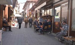 Ölen müşterilerinin hatıralarını kıraathanenin duvarında yaşatıyor