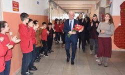 Ömrünün 46 yılını öğrencilerine adadı: Emekli olan öğretmene duygusal veda