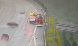 Önce bariyere, ardından otoyol çalışanlarına çarptı: O anlar kamerada