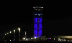 Otizm Farkındalık Günü'nde Sabiha Gökçen Havalimanı kulesi maviye büründü