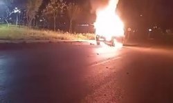 Otomobil gece yarısı alevlere teslim oldu, kullanılamaz hale geldi