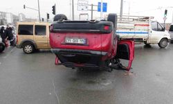 Otomobil ile çarpışan araç ters döndü: 2 yaralı