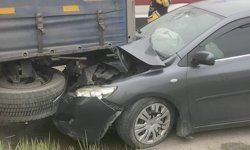 Otomobil park halindeki tıra çarptı: 5 yaralı