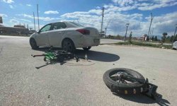 Otomobille çarpışan elektrikli bisiklet ikiye bölündü: 1 yaralı