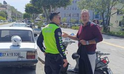 Otomobille çarpışan elektrikli bisiklet sürücüsü, park halindeki aracın altına sürüklendi