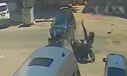Otomobille çarpışan motosikletlinin savrularak yaralandığı kaza kamerada