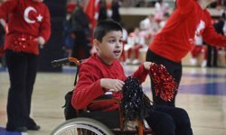 'Özel' torununu sahne kenarında yönlendiren anneannenin heyecanı dikkat çekti