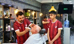 Play-off yolunda örnek hareket: Dükkanı bordo-beyaza boyadı, müşterilere forma dağıttı