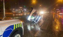 Refüje çarpıp yan yatan otomobilde bulunanların burnu bile kanamadı