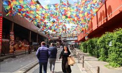 Renkli şemsiyelerle kaplı sokak, harabeye döndü