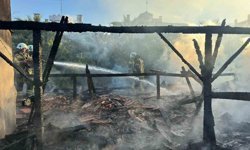 Restoran çatısı alevlere teslim oldu