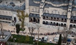 Restorasyonu tamamlanan Sultanahmet Camii'ne ziyaretçi akını