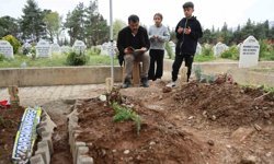 Saldırıda ölen 4 öğrencinin mezarında hüzün ve gözyaşı hakim