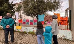 Saldırının yaşandığı okul önündeki yazılar ve görseller görenleri duygulandırıyor