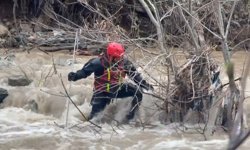 Şemdinli'de dereye düşen çocuğu arama çalışmaları sürüyor
