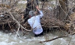 Şemdinli'de dereye düşen çocuk için seferberlik başlatıldı