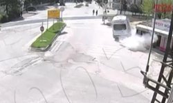 Servis minibüsü kaldırıma çarparak durağı yere serdi: İki genç kızın saniyelerle kurtulduğu kaza anı kamerada