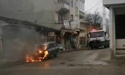 Seyir halindeki otomobil alev alev yandı