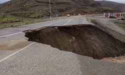 Siirt'te şiddetli yağışların ardından yol çöktü, heyelan meydana geldi