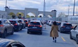 Sınır kapısında 23 Nisan yoğunluğu: Saatlerdir karşıya geçmeyi bekliyorlar