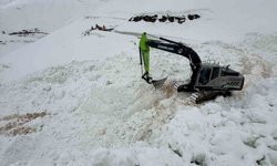 Şırnak'ta çığ düşen yolu açmak için ekipler seferber oluyor