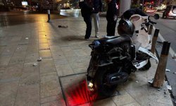 Şişli'de bir sürücü genç kıza çarpmamak için bariyerlere girdi