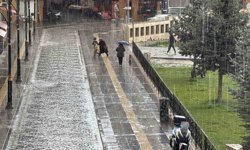 Sivas'ta kuvvetli yağmur etkili oldu, hazırlıksız yakalananlar sığınacak yer aradı