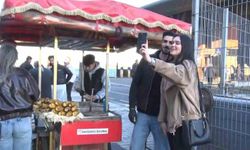 Sosyal Medyada yabancı turistlerin ilgi odağı olan kestaneci Alper Temel 'Amacım İstanbul'un ruhunu güzelliğini göstermek'