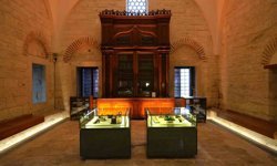 Sultan Abdülhamid Han'ın elleriyle yaptığı kitaplık Beyazıt Yazma Eser Kütüphanesi'nde 142 yıldır korunuyor