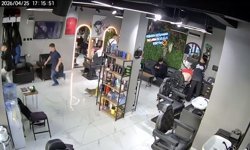 Sultangazi'de kuaförde ilginç anlar kamerada: Kedi müşterileri kovaladı