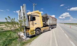 Sürücüsü fenalaşan tır reklam tabelasına çarptı: 4 yaralı