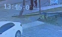 Tatvan'da faciadan dönüldü: Telefon direği az kalsın yoldan geçen 2 kişinin üzerine düşecekti