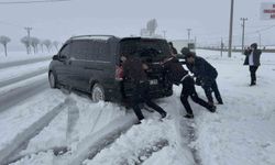 Tatvan'da nisan ayında şehir beyaza büründü