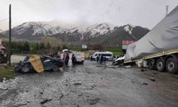 Tatvan'da tırla otomobil çarpıştı: 2 ölü, 1 yaralı