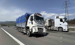 TEM'de tırdan kopan lastik kamyonun altına girdi