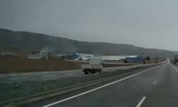 Ters yöne giren kamyonetin tehlikeli yolculuğu kameraya yansıdı